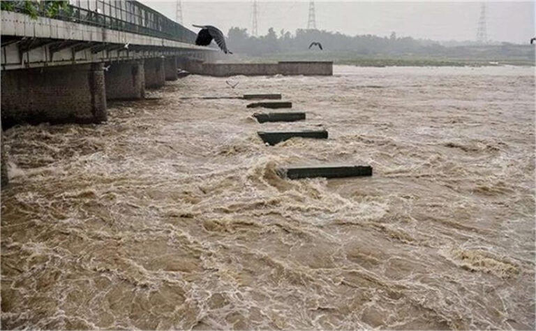 यमुना की बाढ़ से तबाही: फसलें बर्बाद, घर उजड़े, भोजन के लिए लंबी कतारें… पीड़ितों की दर्दभरी दास्तान