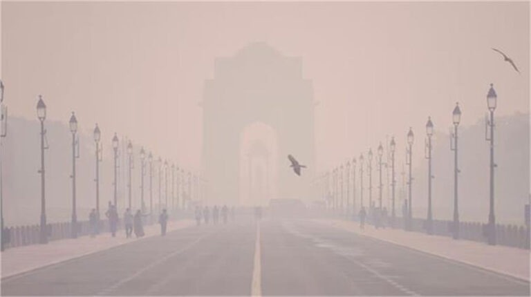 दिल्ली-एनसीआर में ‘जहरीली हवा’ का आतंक, इंडिया गेट हुआ गुम! कई इलाकों में AQI 400 पार