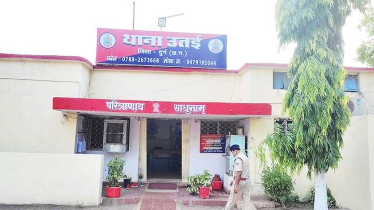 फर्जी पुलिसकर्मी बनकर घर में घुसे शातिर, कही ऐसी बात कि डर गए लोग; लाखों की चोरी कर हुए फरार