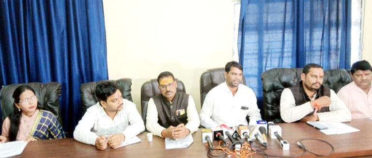 सहकारी समिति कर्मचारी महासंघ और धान खरीदी ऑपरेटर संघ की हड़ताल 12वें दिन भी जारी, शासन से नहीं बनी सहमति