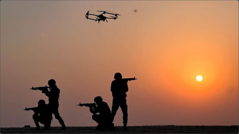 INS विक्रांत पर सवार तीनों सेनाओं के शीर्ष कमांडर, पोरबंदर तट पर ताकत और तालमेल का प्रदर्शन