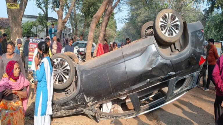 बस का इंतजार कर रहे थे, तेज रफ्तार कार ने तीन को रौंदा, एक की हुई मौत और दो घायल