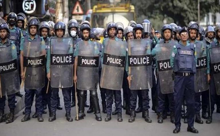ढाका में ‘लॉकडाउन’ से पहले पुलिस का पावर शो, 7000 जवानों ने संभाली सड़कों की सुरक्षा