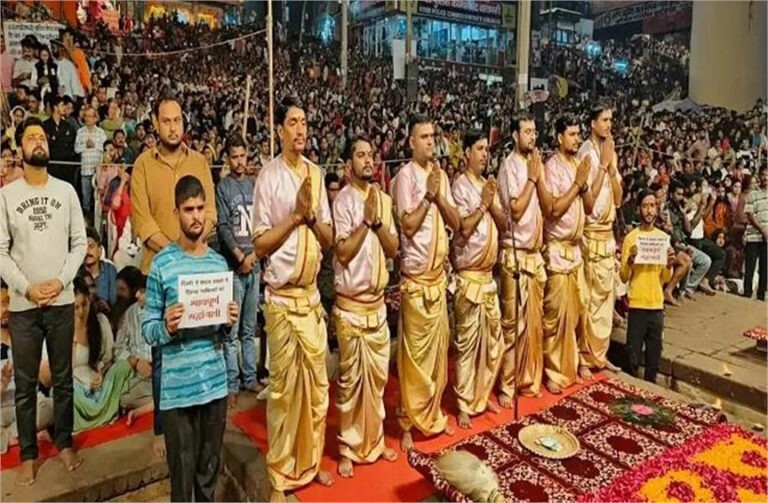 दिल्ली ब्लास्ट में मृतकों की आत्मा की शांति के लिए गंगा आरती, श्रद्धालुओं ने 2 मिनट का रखा मौन