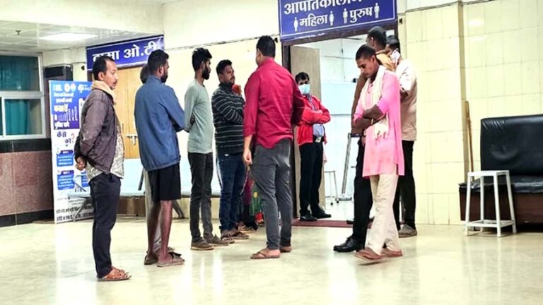 तेज रफ्तार एम्बुलेंस और स्कूटी में हुई भिड़ंत, छह साल की मासूम की मौत, कई घायल