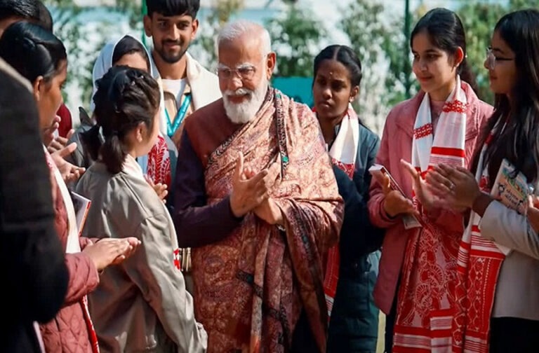 नरेन्द्र मोदी ने छात्रों से कहा: स्वयं को प्रौद्योगिकी का गुलाम न बनने दें, उसका उपयोग क्षमता बढ़ाने में करें