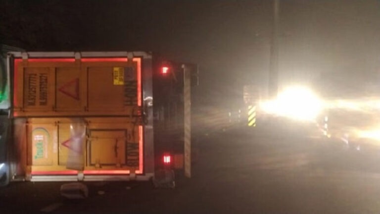 उन्नाव में भीषण हादसा, लखनऊ-कानपुर हाईवे पर बाइक सवार दंपती और दो बच्चों को ट्रक ने कुचला; चारों की मौत