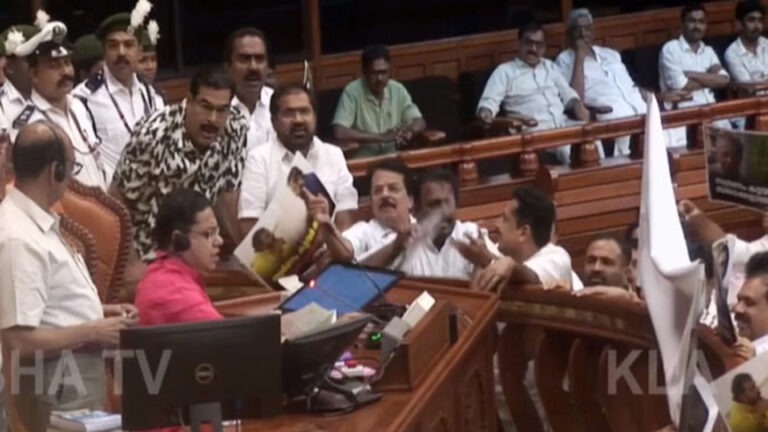 ‘नारेबाजी, बैनर और तीखे आरोप’: सबरीमाला सोना चोरी मुद्दे पर केरल विधानसभा में भारी हंगामा; विपक्ष का वॉकआउट