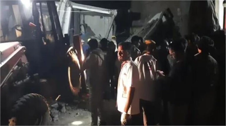 कोटा में बड़ा हादसा: भरभराकर गिरी 3 मंजिला इमारत, मौके पर मच गई चीख-पुकार; मदद के लिए पुकार रहे थे मलबे में दबे लोग