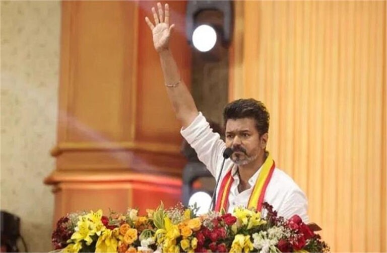 2026 चुनाव से पहले थलापति विजय का बड़ा दांव, महिलाओं को ₹2500 महीना और 6 फ्री गैस सिलेंडर का वादा