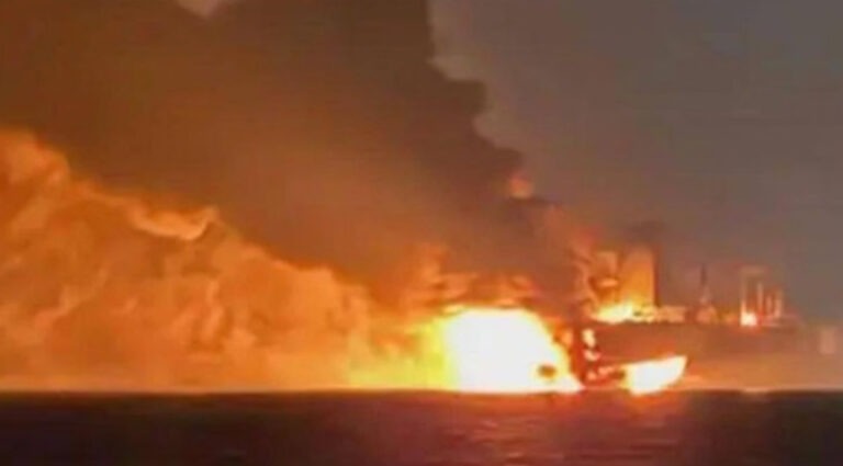 इराक में हुए हमले में भारतीय की मौत, ईरानी सुसाइड बोट से टक्कर के बाद अमेरिकी तेल टैंकर में लगी आग