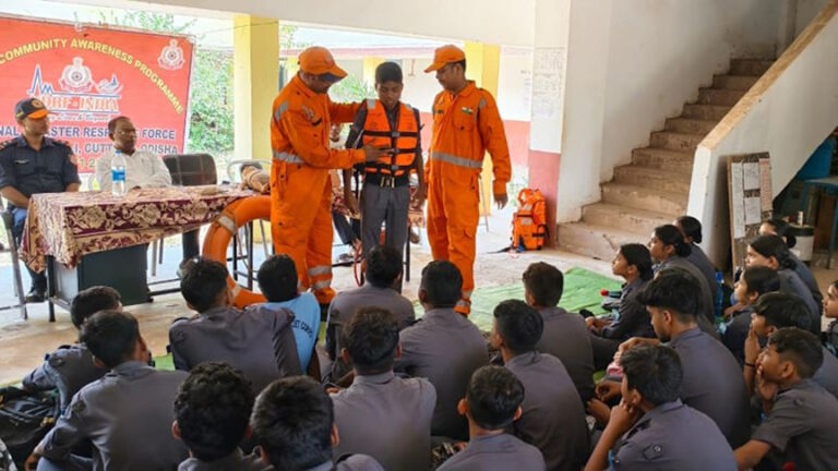 स्कूली बच्चों ने सीखी सीपीआर, सांप के डसने पर प्राथमिक उपचार के अलावा जीवन रक्षक कौशल की तकनीक, एनडीआरएफ की टीम ने दिया प्रशिक्षण…