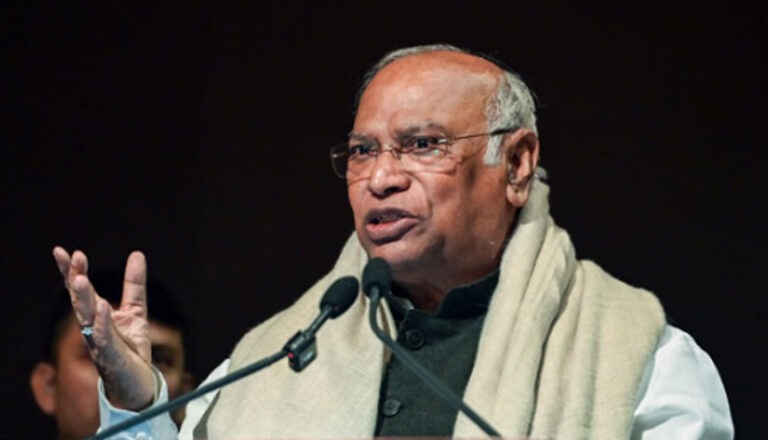 चुनाव आयोग से खरगे की शिकायत: कांग्रेस प्रमुख के खिलाफ ECI पहुंची भाजपा, पीएम मोदी के खिलाफ बयान से जुड़ा है विवाद