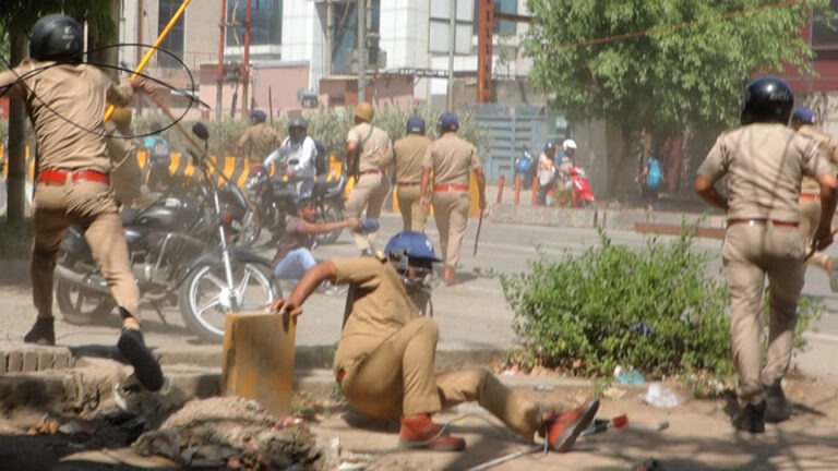आज फिर सड़कों पर उतरे प्रदर्शनकारी, पुलिस से झड़प; नहीं थम रहा कर्मचारियों का प्रदर्शन