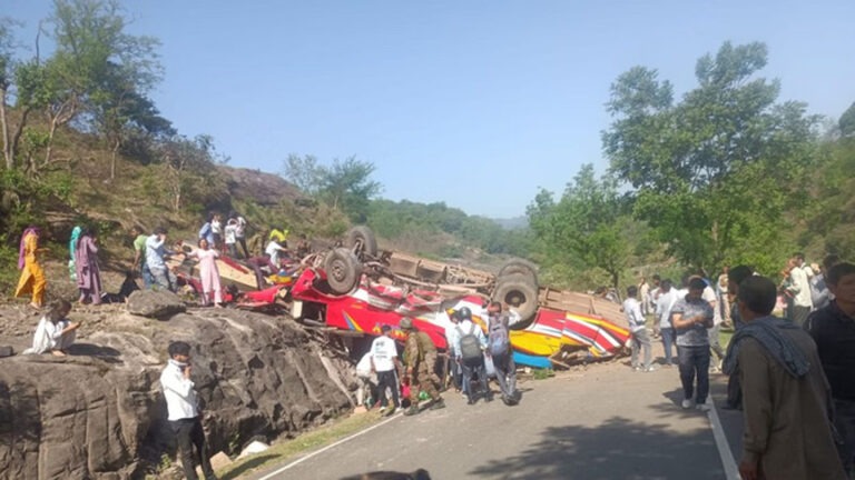 जम्मू-कश्मीर में बड़ा सड़क हादसा: उधमपुर में खाई में गिरी यात्री बस, 15 लोगों की मौत, कई घायल