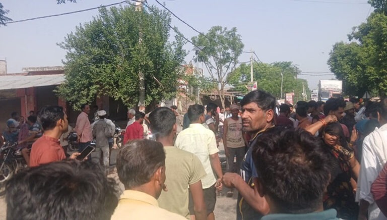 कोयले से लदा कंटेनर पलटा, मलबे में दबकर कई लोगों के अंग-भंग; दो शव बरामद, राहत कार्य जारी