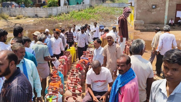 गैस सिलेंडर नहीं मिलने से गुस्साए लोगों ने किया चक्काजाम, मौक पर पुलिस के साथ पहुंची नायब तहसीलदार