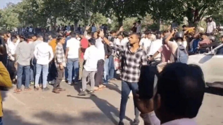 सैलरी बढ़ाने की मांग को लेकर नोएडा में कर्मचारियों का उग्र प्रदर्शन, पुलिस पर पथराव; गाड़ियों में लगाई आग