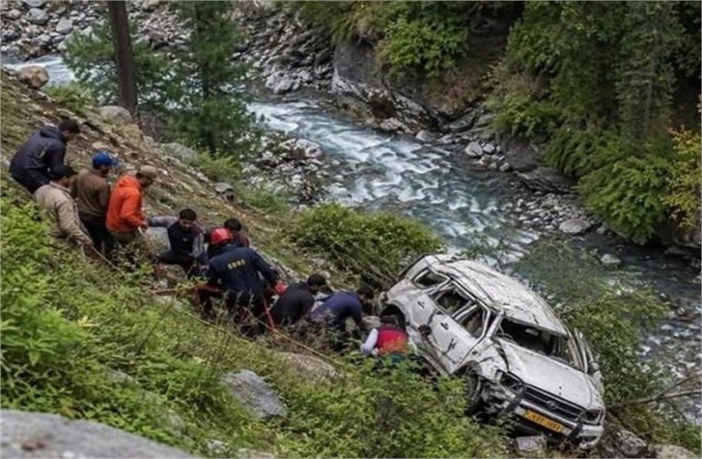 पहलगाम की गहरी खाई में गिरी पर्यटकों की गाड़ी, गुजरात के पति-पत्नी की मौत, ड्राइवर गंभीर