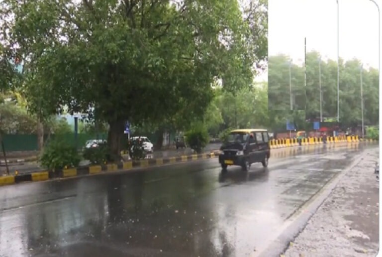 दिल्ली में बदला मौसम का मिजाज, कई इलाकों में बारिश से लोगों को गर्मी से राहत