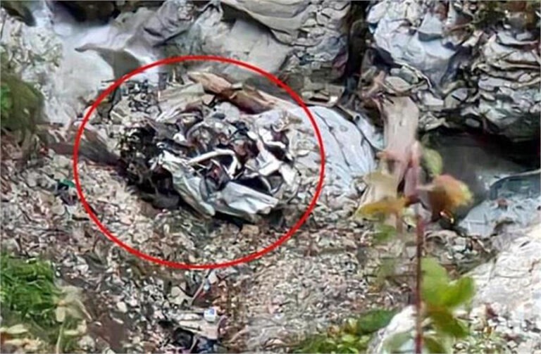 हिमाचल में बड़ा हादसा: गहरी खाई में गिरी पर्यटकों की कार, 8 की मौत
