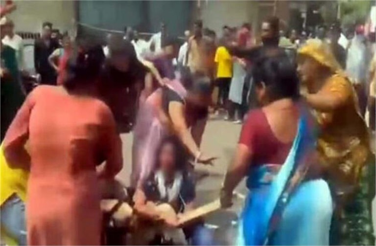 हैवानियत: देवी-देवताओं पर ‘आपत्तिजनक’ टिप्पणी का आरोप लगा महिला को पीटा, निर्वस्त्र कर चप्पलों की माला पहनाकर घुमाया