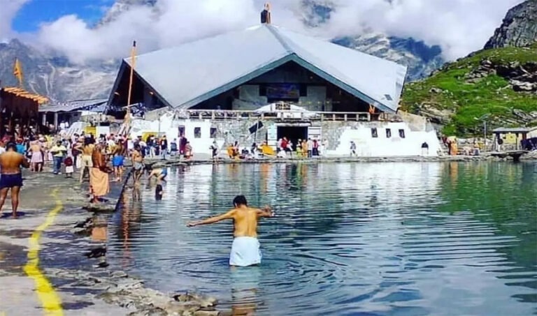 जयकारों से गूंजी देवभूमि: हेमकुंड साहिब के लिए रवाना हुआ पहला जत्था, कल खुलेंगे कपाट