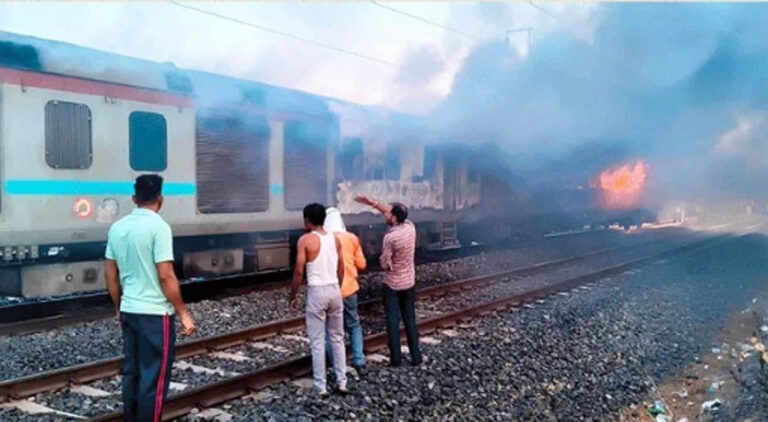 ‘कोच के नीचे से उठा धुआं, फिर भड़की आग’; रेलवे स्टाफ की सूझबूझ से बचीं 68 यात्रियों की जान; टला हादसा