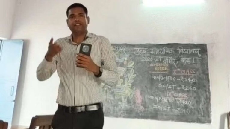 क्लासरूम में ताला, ऑफिस में हंगामा! स्कूल में ‘कुर्सी’ के लिए भिड़े शिक्षक; छात्राओं से बदसलूकी के आरोप