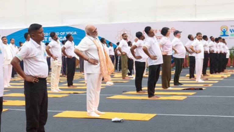 पीएम मोदी ने कोलकाता तो रक्षामंत्री राजनाथ सिंह ने मेघालय में किया योग
