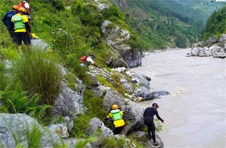उत्तराखंड में बड़ा हादसा, श्रद्धालुओं से भरी कार अलकनंदा में गिरी, 3 की मौत, 4 लापता