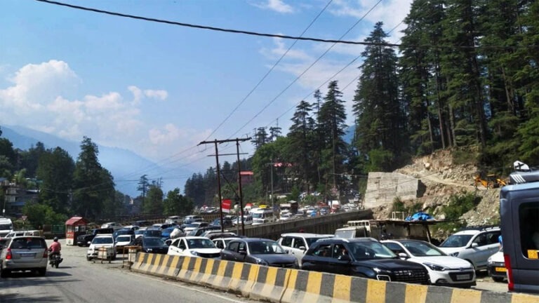 मनाली में पर्यटकों की भीड़ ने छीना सैर का सुकून, सड़कों पर लगा घंटों लंबा जाम