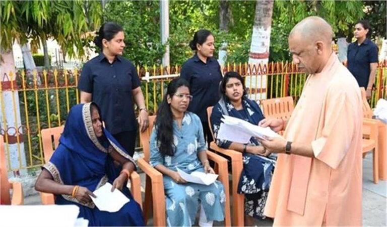 सीएम योगी का कड़ा निर्देश- ‘धन के अभाव में नहीं रुकेगा किसी का इलाज, दबंगों ने कब्जाई जमीन तो होगी कठोर कार्रवाई’