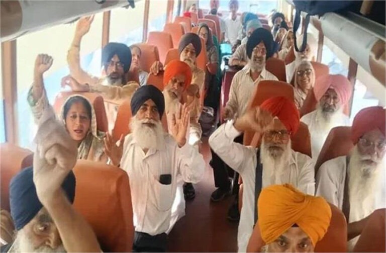 भारत से 300 से अधिक सिख तीर्थयात्री पाकिस्तान पहुंचे, करेंगे गुरुधामों के दर्शन