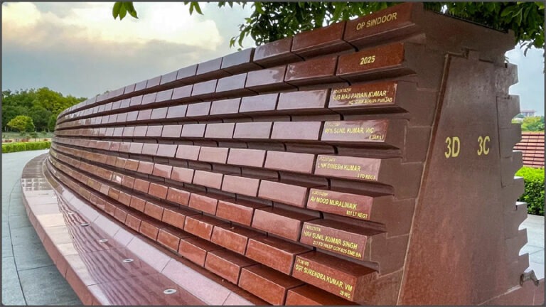 ‘छह वीरों को पहली बार सम्मान का दावा गलत’, सरकार बोली- नायकों को पहले ही दी जा चुकी थी श्रद्धांजलि