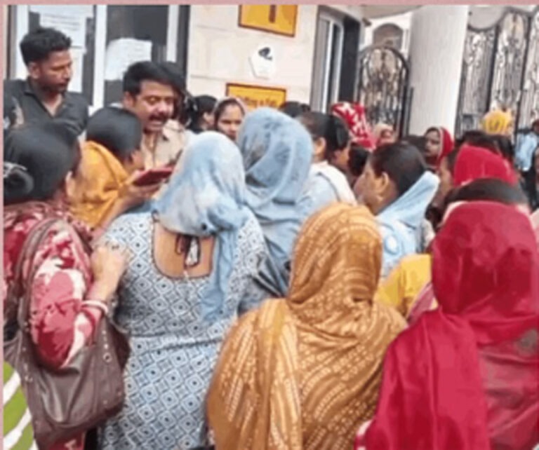 ग्रेटर नोएडा: फ्लैट मालिकन ने मेड को मारा थप्पड़, सोसायटी के बाहर जमा हो गई भीड़; घरेलू सहायिकाओं का हंगामा