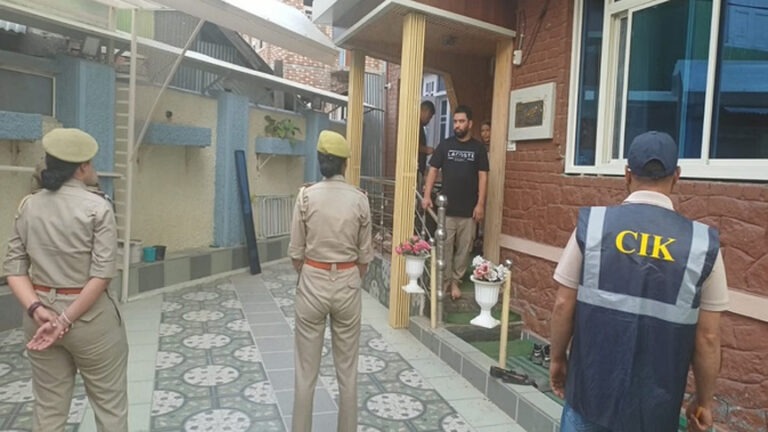 जम्मू-कश्मीर पुलिस का आतंकवाद के खिलाफ एक्शन, छह जिलों में आठ जगहों पर पुलिस की छापेमारी