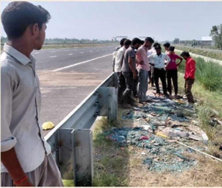बदायूं में हादसा: ओवर स्पीड में दौड़ रही डबल डेकर बस एक्सप्रेसवे पर पलटी, 21 यात्री घायल, कई की हालत गंभीर