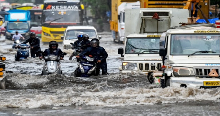 मुंबई में आसमानी आफत: महज 4 घंटे की बारिश से डूबे कई इलाके, अंधेरी सबवे बंद, ट्रैफिक जाम