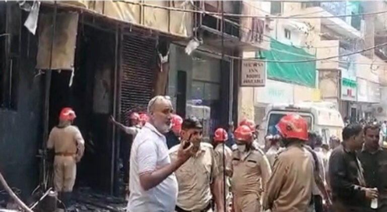 मालवीय नगर के रेस्टोरेंट में आग का तांडव, 21 लोगों की हुई मौत, 37 घायल; दमकल विभाग की टीम मौके पर