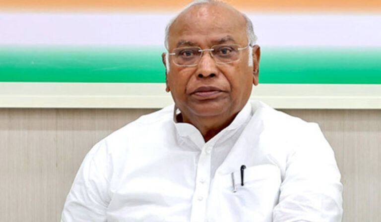 स्वास्थ्य सर्वेक्षण के आंकड़ों को लेकर केंद्र पर बरसे खरगे, बोले- अपनी नाकामियां छिपा रही है सरकार