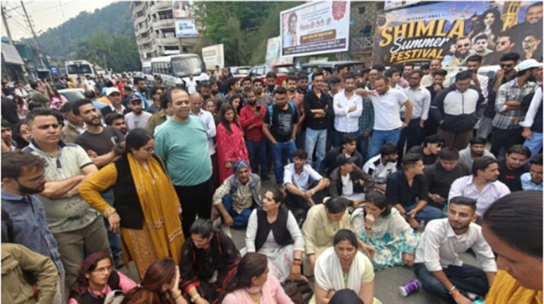 हिंदू संघर्ष समिति के 4 पदाधिकारी गिरफ्तार, रिहाई की मांग पर पीड़िता समेत लोगों ने किया चक्का जाम