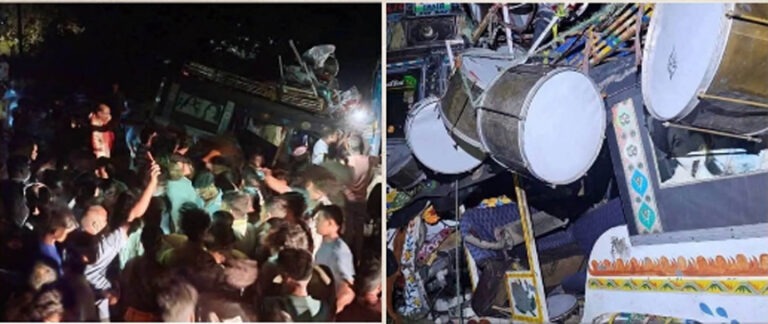 झारखंड के रामगढ़ जिले में भीषण सड़क हादसा, यात्री वाहन-ट्रक की भिड़ंत में सात लोगों की मौत; एक घायल