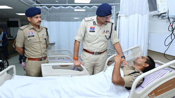 रैली में घायल 16 पुलिस जवानों से अस्पताल में मिले पुलिस कमिश्नर, उपचार का लिया जायजा