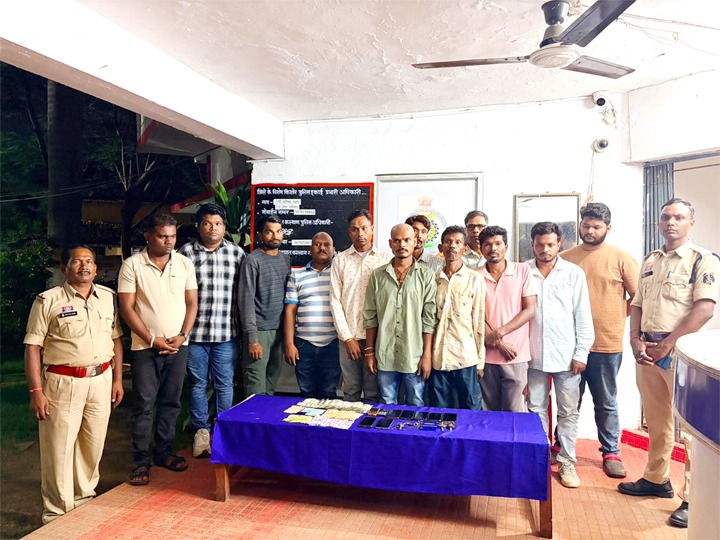 अस्पताल परिसर में जुआ खेलते 12 जुआरी पकड़े, कार-बाइक समेत लाखों का माल जब्त