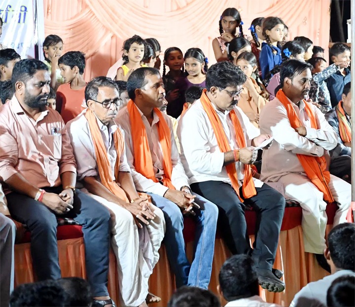 काफिला रुकवाकर बच्चों से मिले डिप्टी सीएम विजय शर्मा
