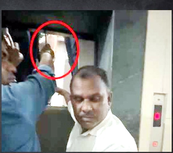 नोएडा में रक्षाबंधन पर लिफ्ट में फंसे पांच लोग