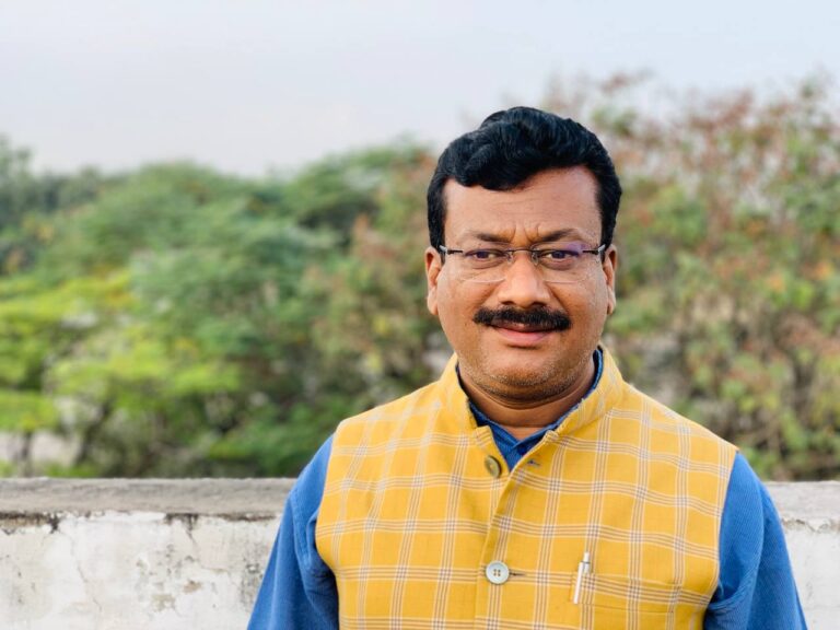 शासन में अधिकारी अनियंत्रित सांसदों की सुन नही रहे है जनता तो बेबस है