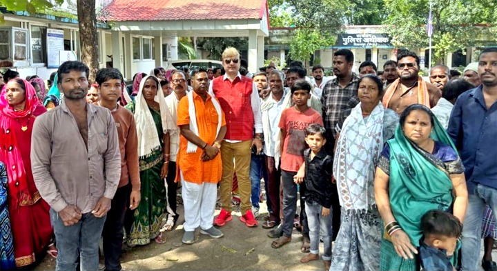 कांग्रेस नेता त्रिलोक श्रीवास सैकड़ों लोगों के साथ निर्दोष व्यक्तियों को न्याय दिलाने एसपी ऑफिस पहुंचे