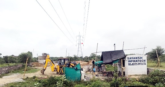 हाईटेंशन लाइन के नीचे ही बना रहे पंपिंग स्टेशन